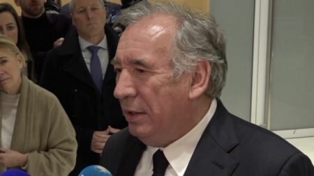 Procès des assistants parlementaires européens : François Bayrou relaxé
          François Bayrou a été relaxé dans l’affaire des assistants parlementaires, lundi 5 février. Il risquait 3 ans de prison et 3 ans d’inéligibilité. 5 anciens députés européens écopent de peines de prison avec sursis.