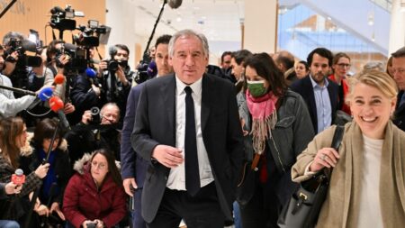 Assistants parlementaires européens: Bayrou soulage après 7 ans de cauchemar, dit la justice innocente le MoDem Vidéo
Affaire des assistants parlementaires européens du MoDem : "C'est un cauchemar de sept années qui vient de s'achever", réagit François Bayrou
Le maire de Pau a affirmé lundi à la sortie de la salle d'audience que la justice avait prouvé "qu'il n'y avait pas de système" organisé de détournement de fonds publics européens par le parti centriste.