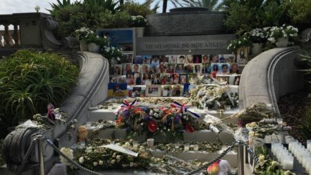Une association de victimes du 14 juillet à Nice porte plainte contre un rappeur pour "apologie du terrorisme"
          Dans un titre sorti jeudi, le rappeur Freeze Corleone fait une ellipse qui est clairement une référence à la Promenade des Anglais le jour où 86 personnes ont été tuées, s'insurge l'association Nice Life for Nice qui a porté plainte, révèle France Bleu Azur.