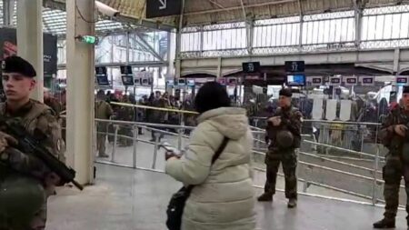 Attaque au couteau à Paris : que sait-on de l’assaillant ?
          Vers 8 heures, samedi 3 février, un homme a attaqué plusieurs personnes à l’arme blanche, à Gare de Lyon (Paris). Trois victimes ont été blessées et l’assaillant a été interpellé.