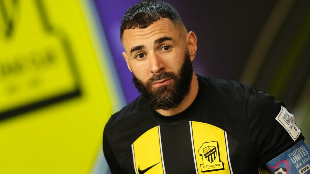 La plainte pour diffamation de Karim Benzema contre Gérald Darmanin, déposée devant la Cour de justice de la République, classée sans suite
          Le footballeur avait été pris pour cible par le ministre de l'Intérieur, qui l'avait accusé d'être en "lien (…) notoire avec les Frères musulmans", après avoir publié mi-octobre sur X un message de soutien aux habitants de Gaza.