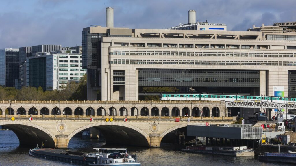 Compte professionnel de formation : Bercy va demander une participation aux salariés
          Le CPF est victime de son succès. Pour faire des économies, le gouvernement a annoncé, lundi, qu'il allait imposer une "participation forfaitaire" aux salariés qui veulent utiliser leur compte personnel de formation.
