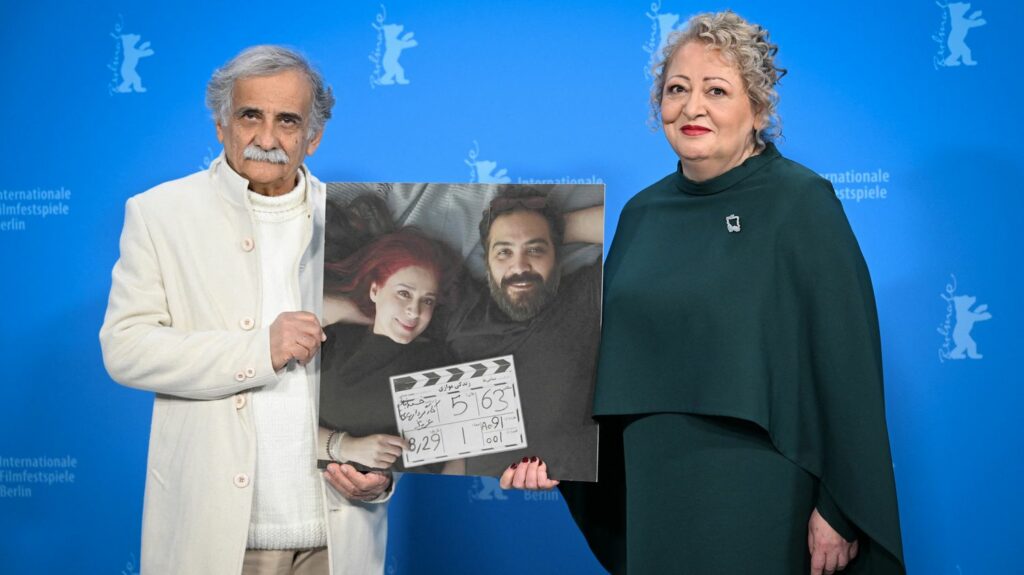 La Berlinale rend hommage à deux cinéastes iraniens empêchés de quitter leur pays
          Deux réalisateurs iraniens empêchés de voyager brisent bien des tabous dans leur film présenté vendredi en compétition au festival de Berlin. La Berlinale s'est ouverte jeudi avec la première mondiale de "Small Things Like These", drame irlandais avec l'acteur Cillian Murphy, dans un contexte inflammable avec la guerre au Proche-Orient et en Ukraine.