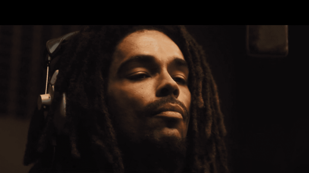 Cinéma : le roi du reggae Bob Marley pour la première fois à l’écran
          Le film “Bob Marley : One Love” sortira le 14 février en salle. Il est produit et réalisé par son fils, Ziggy, qui voulait dévoiler les dessous de la vie du roi du reggae.