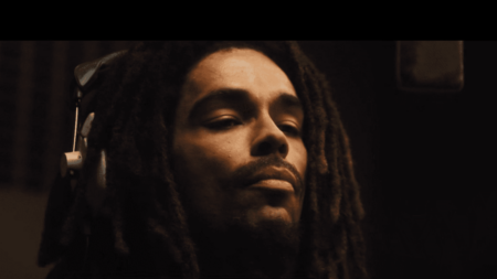 Cinéma : le roi du reggae Bob Marley pour la première fois à l’écran
          Le film “Bob Marley : One Love” sortira le 14 février en salle. Il est produit et réalisé par son fils, Ziggy, qui voulait dévoiler les dessous de la vie du roi du reggae.