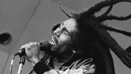 Musique : Bob Marley, une icône du reggae mais aussi un prophète des opprimés
          Le film "Bob Marley : One Love" sort le 14 février au cinéma. Il retrace la vie de la légende du reggae. À cette occasion, le 20 Heures se penche sur cette icône de la musique, qui a également été un porte-parole des minorités durant sa carrière.