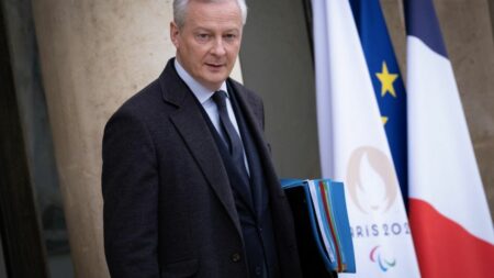 Bruno Le Maire prévoit 1% de croissance en 2024, plan d’économies immédiat de 10 milliards d’euros Bruno Le Maire abaisse à 1% la prévision de croissance pour 2024 et un plan d'économies "immédiat" de 10 milliards d'euros sur les dépenses de l'Etat
Le ministre de l'Economie a évalué, dimanche soir, la croissance française à 1% pour 2024, au lieu du 1,4% initialement prévu.