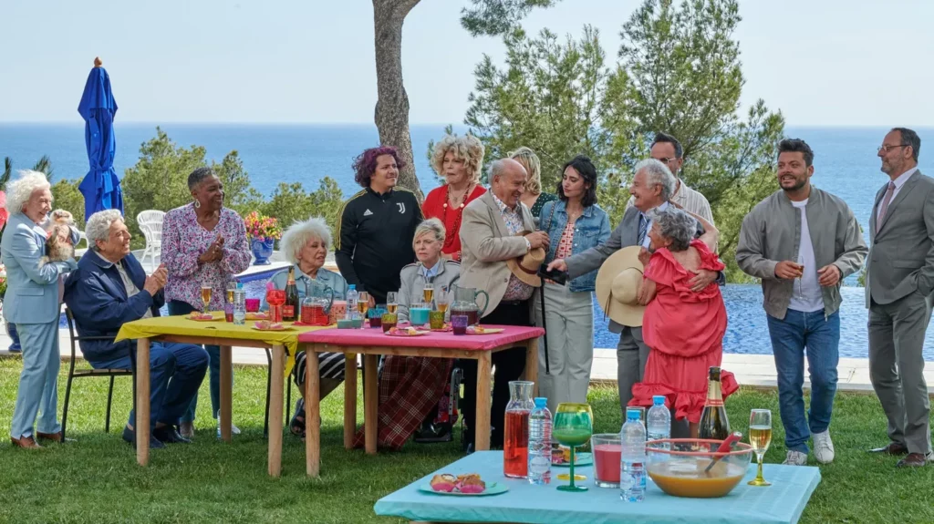 Cinéma : "Maison de retraite 2", le film qui réchauffe le cœur des ainés
          Le deuxième opus de "Maison de retraite", avec l'arrivée d'une nouvelle star, Jean Reno, sortira mercredi 14 février. La comédie raconte, avec humour et tendresse, la vie des aînés dans les Ehpad et le temps qui passe.