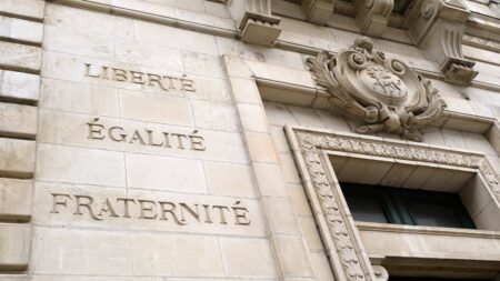 CHRONIQUE. Où s'arrête vraiment "l'arc républicain" ?
          Clément Viktorovitch revient chaque semaine sur les débats et les enjeux politiques. Dimanche 11 février : une expression que l’on a beaucoup entendue ces dernières années : "l’arc républicain". Gabriel Attal a déclaré cette semaine qu’il ne souhaitait plus l'employer.