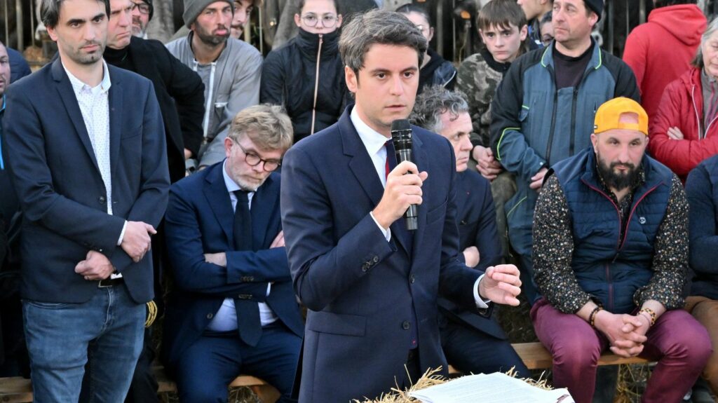 Colère des agriculteurs : la FNSEA remet la pression, le gouvernement sur ses gardes
          Plusieurs réunions sont programmées entre l'exécutif et les syndicats, qui menacent de mener de nouvelles actions si la réponse du gouvernement n'est pas assez rapide.