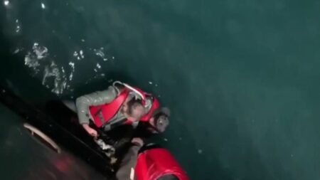 Eurozapping : le pilote d’un bateau de migrants condamné au Royaume-Uni
          Comme chaque soir, le JT du 23h info fait un tour de l'actualité diffusée par les chaînes européennes de télévision. C'est l'Eurozapping du lundi 19 février.