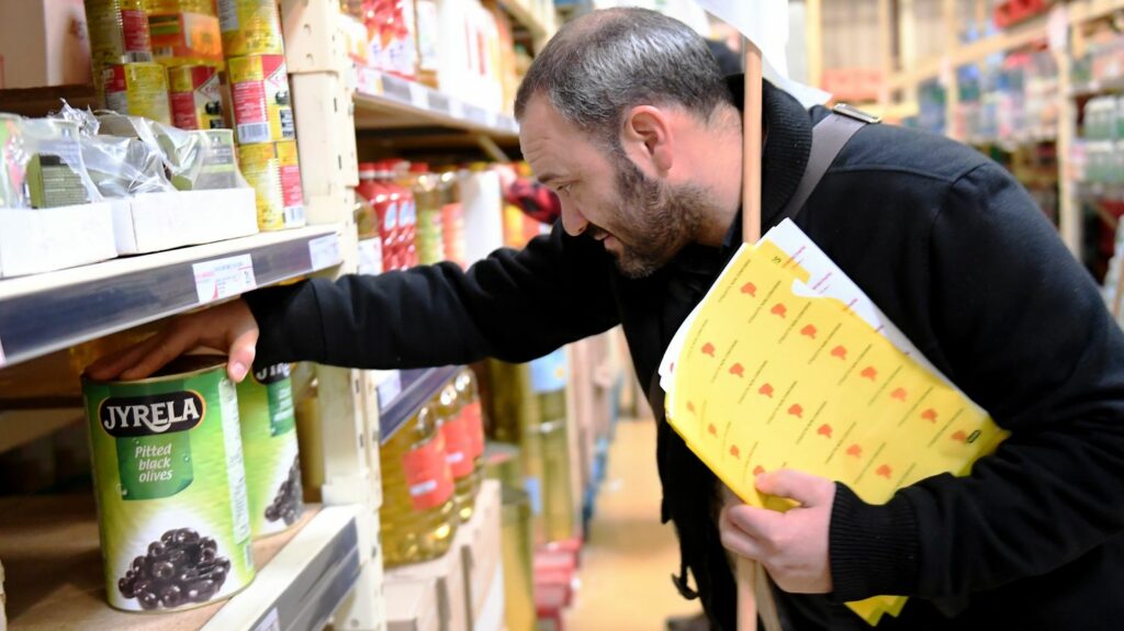 Origine française des produits agricoles : "Il faudrait des contrôles avant de pouvoir utiliser" cette mention, plaide une association
          Le président de l'association "Origine France garantie" estime qu'il "faudrait que des contrôles soient [effectués] avant de pouvoir utiliser" ce type de mention, afin de ne pas "utiliser la marque France ou le drapeau français à mauvais escient".