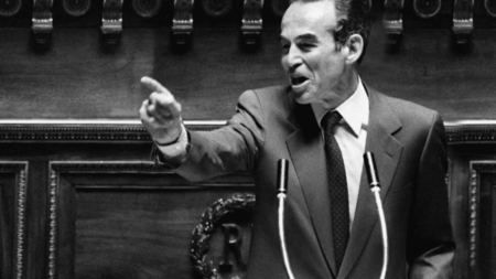Mort de Robert Badinter : comment le définir en un seul mot ?
          Robert Badinter est décédé dans la nuit du jeudi 8 au vendredi 9 février. Quel mot auriez-vous choisi pour définir ce que Robert Badinter incarnait à vos yeux ? Le 20 Heures a posé cette question aux Français. Le mot "humaniste" revient le plus souvent, avec "courage".