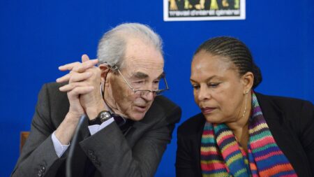Mort de Robert Badinter : Christiane Taubira salue "l'immense statue inaccessible"
          L'ancien ministre de la Justice et artisan de l'abolition de la peine capitale est mort à l'âge de 95 ans.