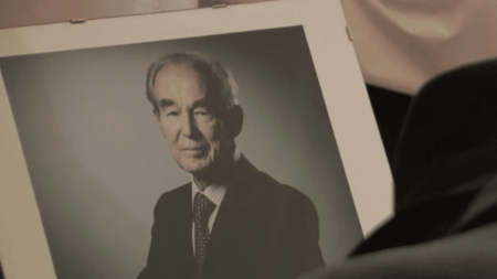 Décès de Robert Badinter à 95 ans : Registre de condoléances ouvert au Ministère de la Justice Mort de Robert Badinter : un registre de condoléances au ministère de la Justice
Robert Badinter s’est éteint vendredi 9 février, à l’âge de 95 ans. Un recueil de condoléances a été mis à disposition du public au ministère de la Justice.