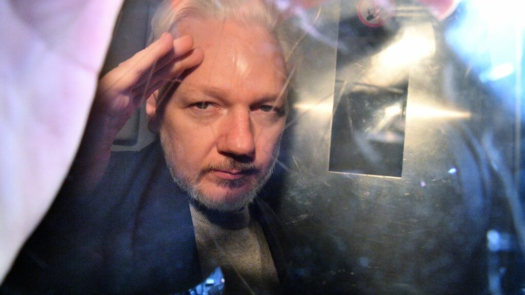 Julian Assange tente d'obtenir de la justice britannique un dernier recours contre son extradition vers les États-Unis
          Ses soutiens ont alerté sur les risques qui pèsent sur la vie du fondateur de Wikileaks, détenu depuis près de cinq ans au Royaume-Uni, dans une affaire érigée en symbole des menaces qui pèsent sur la liberté de la presse.