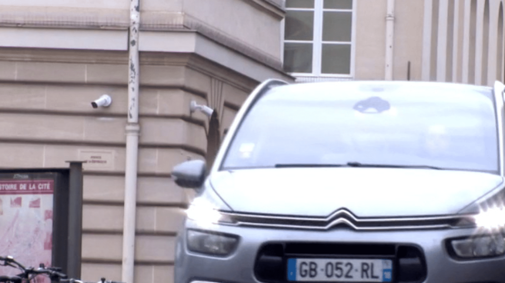 Permis de conduire : il est désormais possible de le dématérialiser sur votre smartphone
          Depuis mercredi 14 février, il est possible de dématérialiser son permis de conduire avec l'application France Identité. Pour disposer directement du carton rose sur votre portable, il faut cependant déjà avoir une carte d'identité numérique enregistrée sur l'application.