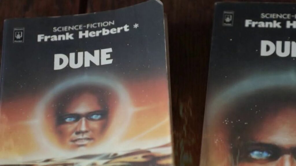 Culture : pourquoi le livre de science-fiction "Dune" est-il devenu culte ?
          Le livre "Dune" de Frank Herbert est devenu culte en raison des thématiques qu'il aborde, comme l'écologie. L'ouvrage qui a révolutionné la science-fiction est adapté au cinéma par Denis Villeneuve. Le second volet sort en salles mercredi 28 février.