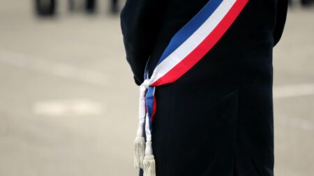 Violences contre les élus : le texte qui propose de durcir les peines des agresseurs arrive à l'Assemblée
          Les députés étudient mardi une proposition de loi pour punir plus sévèrement les auteurs de violences contre les élus.