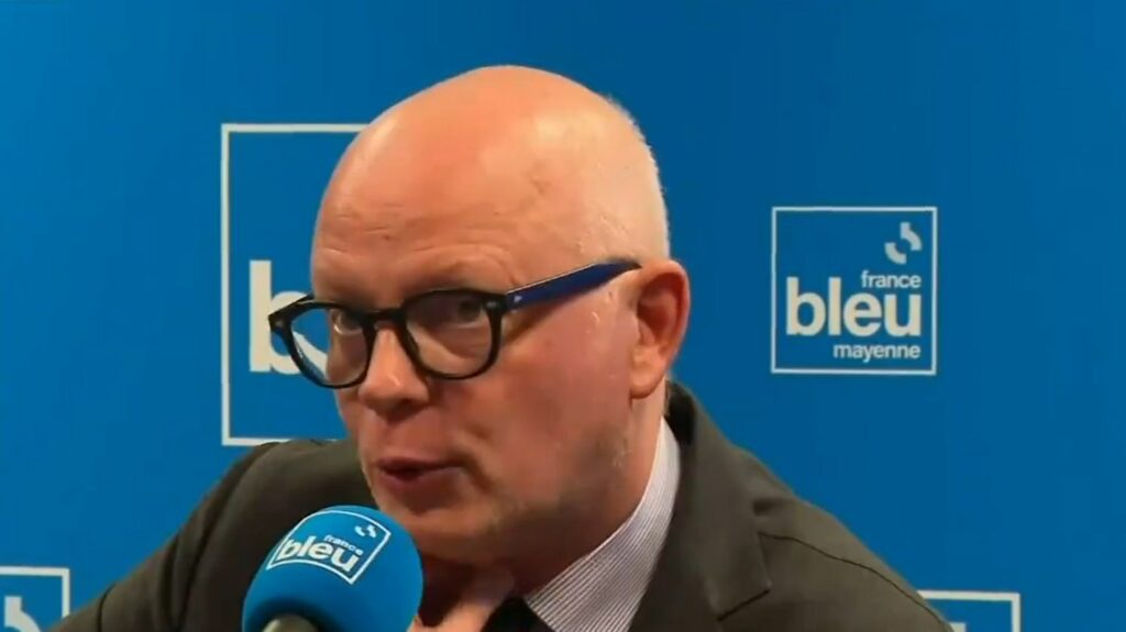 Fin du droit du sol à Mayotte : "À situation exceptionnelle, mesure exceptionnelle", défend Édouard Philippe
          Selon l'ancien Premier ministre, "s'interdire de trouver des solutions parce que ça pourrait aider le RN est une logique assez curieuse". Pour lui, la question "est bien posée" par le gouvernement car Mayotte est confrontée à une "explosion démographique".