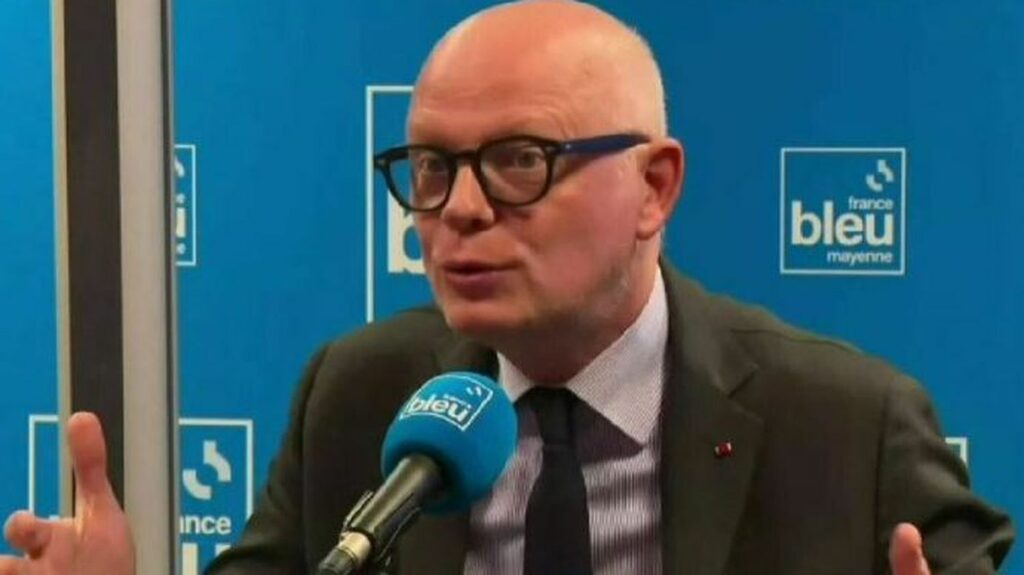 Régulation de l'installation des médecins : "S'ils ne trouvent pas eux-mêmes une règle, elle sera imposée par le pouvoir", prévient Édouard Philippe
          Mais selon le président d'Horizons, il faut d'abord se poser "la question de la production du nombre de médecins" et faire monter en compétence les autres professionnels de santé pour pallier le manque.