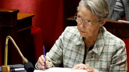 "Ils verront ce que c'est de débattre avec des 49.3" : les retours très commentés d'Élisabeth Borne et d'anciens ministres à l'Assemblée nationale
          L'ancienne Première ministre et d'anciens membres du gouvernement reviennent sur les bancs du Palais Bourbon, suscitant l'indifférence dans l'opposition ou des attentes dans les rangs macronistes.