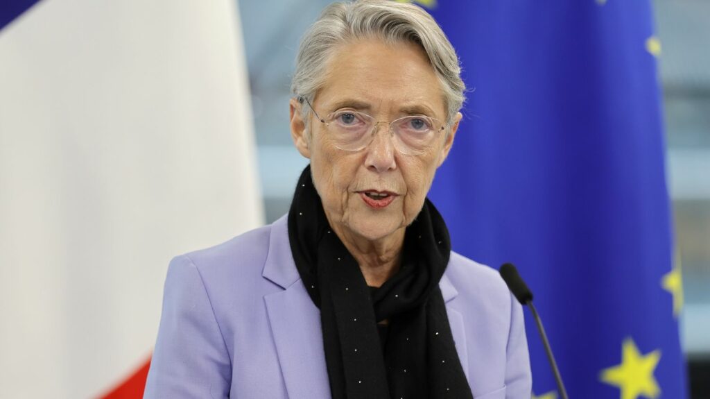 L'ancienne Première ministre Elisabeth Borne retourne à l'Assemblée nationale, en tant que députée
          Elisabeth Borne récupère son siège de députée de la 6e circonscription du Calvados, où elle avait été élue en juin 2022 en laissant aussitôt la place à son suppléant Freddy Sertin.