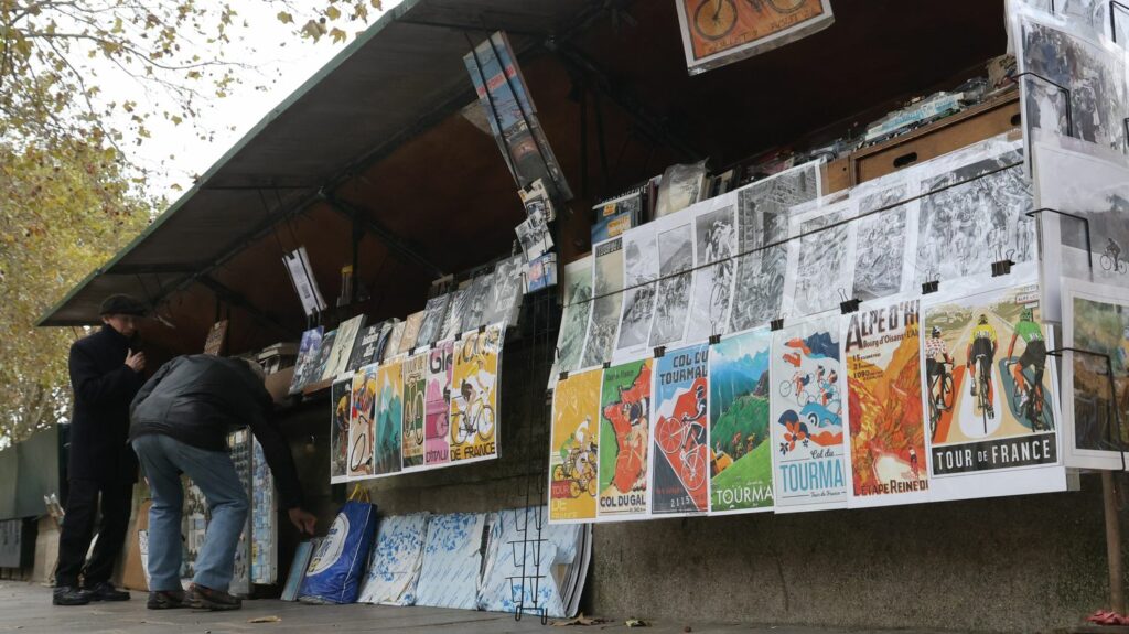 Paris 2024 : pour quelles raisons Emmanuel Macron tranche en faveur du non-déplacement des bouquinistes ?
          À six mois des Jeux olympiques de Paris, le chef de l'État renonce à déplacer les emblématiques boîtes vertes des bouquinistes des quais de Seine.