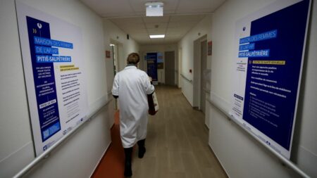 Violences sexuelles : une enquête ouverte contre l'AP-HP pour non-assistance à personne en danger après les accusations de viol d'une patiente
          La mère d'une femme trisomique âgée de 50 ans reproche à l'établissement public d'avoir failli à protéger sa fille d'un autre patient, qu'elle accuse de viol. L'enquête doit "préciser la matérialité et la qualification" des faits.