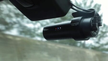 Automobile : l'essor des caméras embarquées dans les voitures
          Les caméras embarquées, ou dashcam, sont de plus en plus plébiscitées en France. Fixées sur le pare-brise, elles filment tout ce qui se passe autour du véhicule.