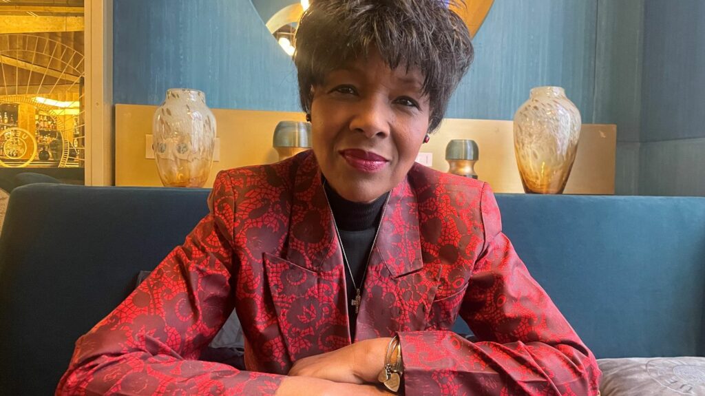 Cinéma : "Ne pas être reconnue dans mon propre pays a longtemps été une blessure", confie Euzhan Palcy, Oscar d'honneur en 2022
          Première femme noire aux commandes d'un film hollywoodien, première cinéaste à recevoir un César de mise en scène, la réalisatrice française de 66 ans a signé notamment les longs-métrages "Rue Case-Nègres" (1983) ou "Une saison blanche et sèche" (1989), ainsi que plusieurs documentaires. Désormais considérée comme une pionnière,  Euzhan Palcy fait l'objet d'une rétrospective au Centre Pompidou à Paris.