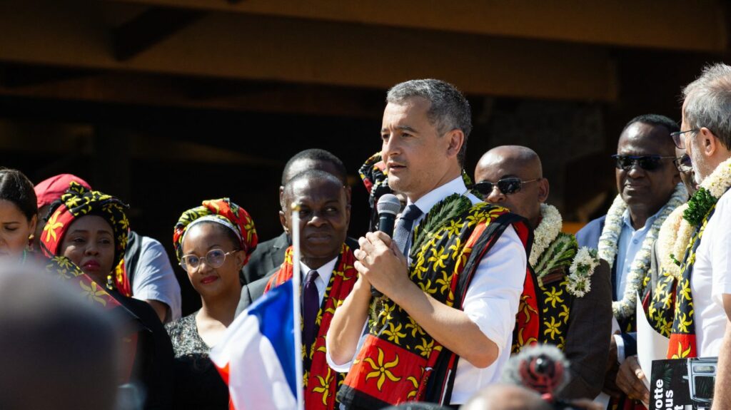 Fin du droit du sol à Mayotte : pourquoi l'annonce de Gérald Darmanin remet en cause un principe historique en France
          Le ministre de l'Intérieur entend par ce moyen lutter contre l'immigration illégale sur l'archipel. Des chercheurs doutent pourtant de l'efficacité de la mesure, et évoquent une possible "atteinte disproportionnée à l’indivisibilité de la République".