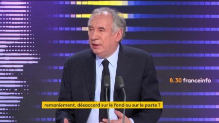 Politique : le MoDem reste "membre à part entière de la majorité", affirme François Bayrou
          Le président du MoDem a assuré, mercredi 7 février, qu'il "n'entrerait pas au gouvernement".