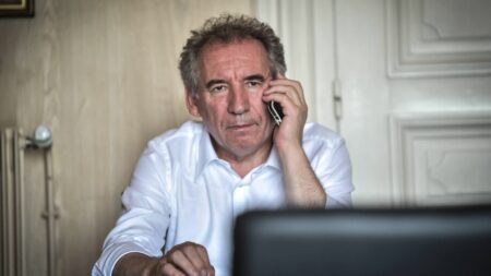 "Je n'entrerai pas au gouvernement", déclare François Bayrou, alors que le nom du président du MoDem circulait pour le remaniement
          Le maire de Pau évoque des divergences de vue sur la méthode à suivre à l'Education nationale. Il dénonce également un "gouffre qui s'est creusé entre la province et Paris".