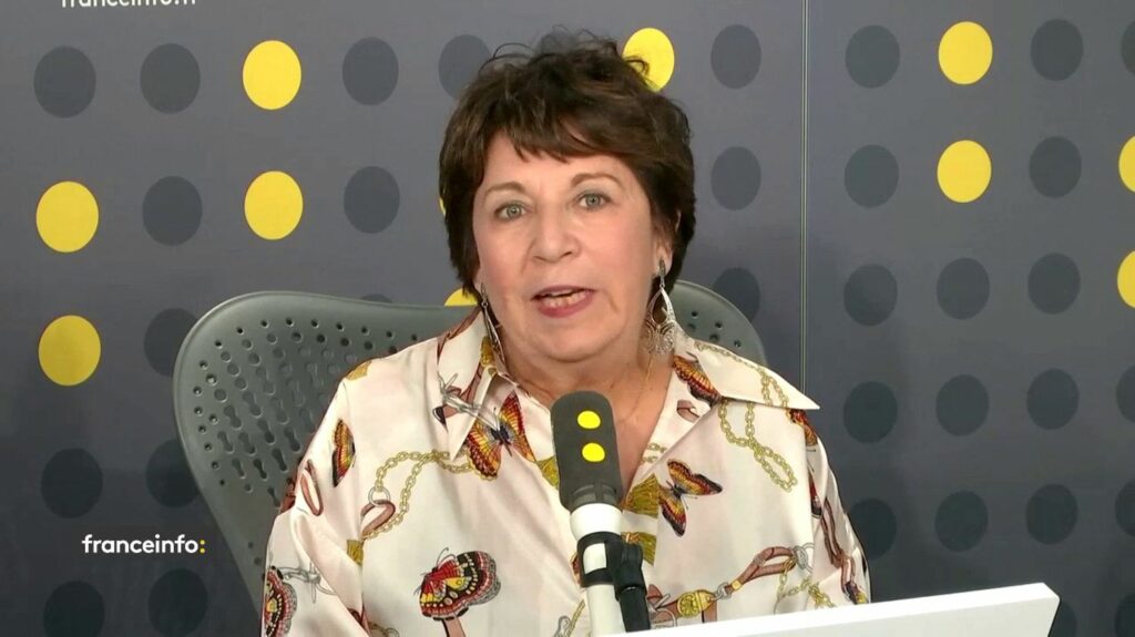 François Bayrou relaxé : "Est-ce que Marine Le Pen bénéficiera de la même bienveillance du tribunal ?", s'interroge l'avocate Corinne Lepage
          Le maire de Pau a été relaxé au bénéfice du doute, lundi, par le tribunal correctionnel de Paris, dans l'affaire des assistants parlementaires du MoDem et de l'UDF. L'ancienne candidate à la présidentielle trouve étonnant que "tout le monde soit condamné sauf le président" du parti.