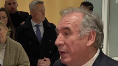 François Bayrou relaxé dans le procès des assistants parlementaires européens Procès des assistants parlementaires européens : François Bayrou relaxé
François Bayrou a été relaxé au bénéfice du doute, lundi 5 février. Le tribunal a estimé que rien ne pouvait prouver que le président du Modem avait donné des instructions aux députés européens pour embaucher des assistants parlementaires. Retour sur l’affaire.