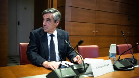 François Fillon devant la Cour de cassation : il "souhaite être jugé de façon impartiale", selon son avocat
          L'ancien Premier ministre a été condamné par la cour d’appel de Paris, en mai 2022 à quatre ans de prison dont un an ferme, dix ans d'inéligibilité et 375 000 euros d'amende dans l’affaire des emplois fictifs.