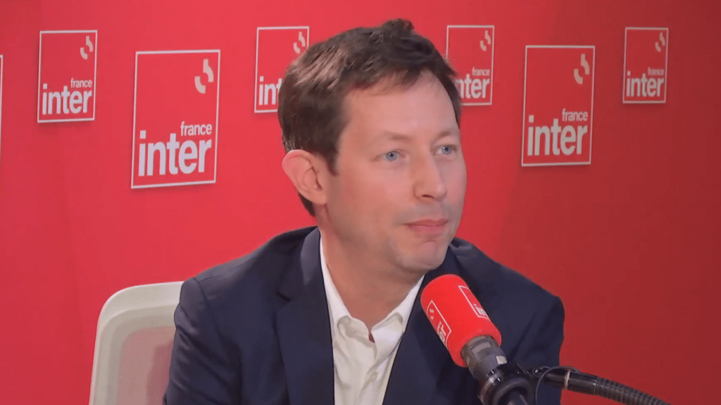 Élections européennes : François-Xavier Bellamy (LR) dénonce "l'opportunisme" de l'ex-patron de Frontex qui s'est rallié au RN
          Pour François-Xavier Bellamy, ce choix démontre "une très grande incohérence" de la part du Rassemblement national, qui "n'a cessé de critiquer l'agence Frontex quand Fabrice Leggeri en était le directeur".