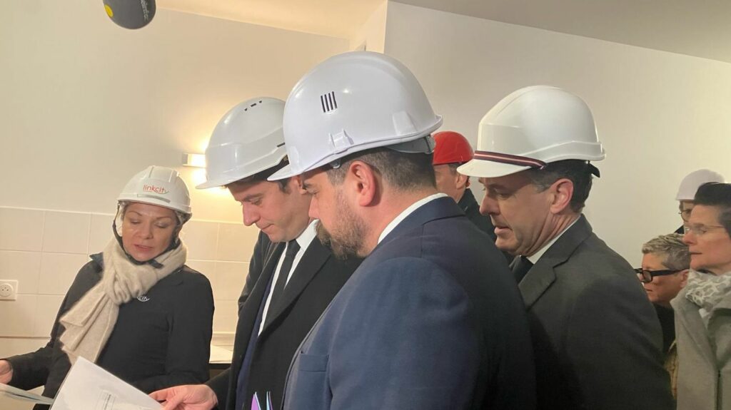 Gabriel Attal veut "aller chercher tous les logements possibles avec les dents"
          Le Premier ministre a notamment prôné la surélévation en ville pour faire face à la crise du logement.