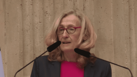 Gouvernement de Gabriel Attal complet : Nicole Belloubet remplace Amélie Oudéa-Castéra à l’Éducation Remaniement : le gouvernement de Gabriel Attal est désormais au complet
Après plusieurs semaines de tractations autour de la composition du gouvernement de Gabriel Attal, les dernières passations ont eu lieu, vendredi 9 février. Amélie Oudéa-Castéra cède sa place à Nicole Belloubet à l'Éducation nationale.
