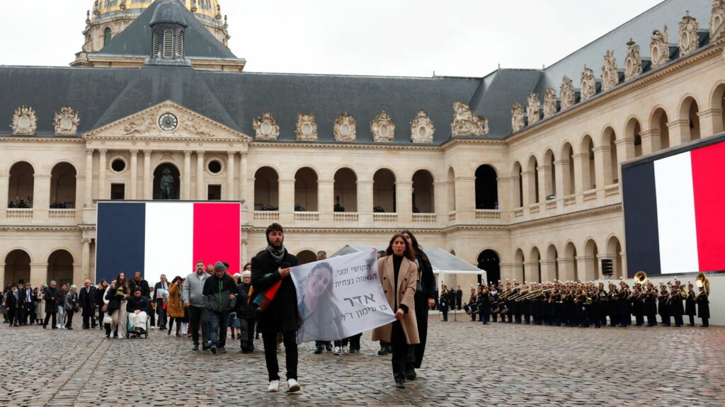 Vidéos



  

  
  

      

  

  
    Trois séquences à retenir de l'hommage national rendu aux victimes françaises du 7 octobre en Israël
          La cérémonie a débuté sur la prière des morts du Kaddish, suivie d'un discours d'Emmanuel Macron.