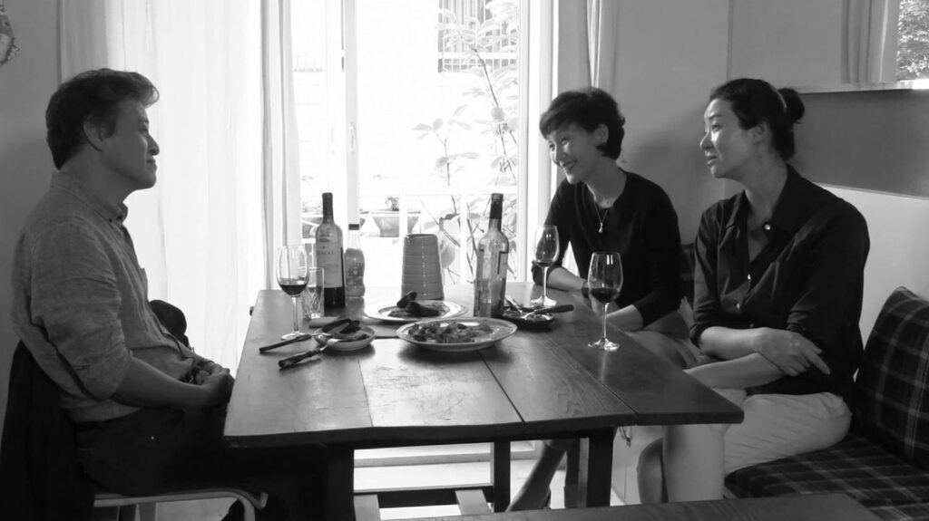 "Walk up" de Hong Sang-soo : un voyage hors du temps entre les murs d'un petit immeuble de Séoul
          Le réalisateur sud-coréen s'affranchit de la temporalité pour raconter plusieurs vies qui s'entrecroisent ou se chevauchent dans un petit immeuble de Séoul.