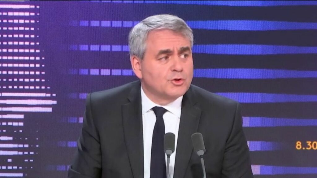 Inondations dans le Pas-de-Calais : "Ça traîne du côté des assureurs", s'indigne Xavier Bertrand, président des Hauts-de-France
          Certains sinistrés du mois de novembre ne sont toujours pas indemnisés, dénonce l'élu LR. "Les gens veulent continuer à vivre, et moi, j'ai besoin de garder la population qui souhaite rester dans le Pas-de-Calais", ajoute-t-il.
