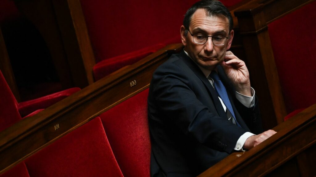 Panthéonisation de Manouchian : le porte-parole du RN Laurent Jacobelli accuse Emmanuel Macron de "créer une brèche dans la cohésion nationale"
          "Quand on fait rentrer quelqu'un au Panthéon, c'est parce que la Nation toute entière lui est reconnaissante et aussi car il fait le lien entre tous les membres de la Nation", a estimé Laurent Jacobelli.
