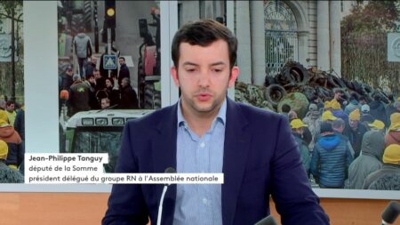 “L'Europe est toujours le pigeon du monde entier” : le député RN Jean-Philippe Tanguy dénonce l'accord Mercosur
          Chaque vendredi, dans l'émission #OnVousRépond, Gilles Bornstein reçoit une personnalité politique pour commenter l'actualité de la semaine et donner la parole aux spectateurs qui peuvent directement poser leurs questions à l'invité. Vendredi 2 février, Jean-Philippe Tanguy, député RN de la Somme, revient sur cet accord commercial qui attise la colère des agriculteurs .