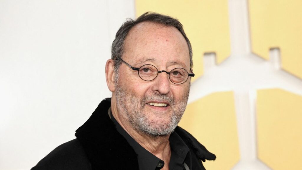 "Tu casses l'image" a-t-on dit à Jean Reno pendant le tournage du film "La Rafle"
          Le comédien, Jean Reno, est l’invité exceptionnel du Monde d'Élodie du 12 au 16 février 2024. Il remonte le fil de sa carrière autour de cinq de ses films les plus emblématiques. Depuis le mercredi 14 février, il est à l’affiche du film de Claude Zidi Jr. "Maison de retraite 2", aux côtés de Kev Adams et Daniel Prévost.