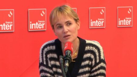 "Je regardais cet homme comme une figure paternelle" : Judith Godrèche revient sur ses accusations à l'encontre de Benoît Jacquot
          L'actrice a porté plainte contre le réalisateur, mardi 6 février, pour viols sur mineure. Elle dénonce des faits qui se sont déroulés lorsqu'elle était adolescente.