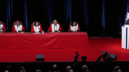 Mort de Robert Badinter : hommages appuyés du monde de la justice
          Vendredi 9 février, au lendemain de la mort de Robert Badinter, le monde de la justice multiplie les hommages à l'ancien garde des Sceaux. À Bordeaux (Gironde), les élèves de l'école de la magistrature ont observé une minute de silence.