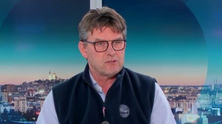 Colère des agriculteurs : "C’est une suspension du mouvement", affirme Hervé Lapie, secrétaire général de la FNSEA
          Après les annonces de Gabriel Attal, jeudi 1er février, la FNSEA et les Jeunes agriculteurs ont appelé à la fin des blocages des autoroutes. Hervé Lapie, secrétaire général de la FNSEA, attend de voir "si les annonces qui ont été faites se révèlent efficaces".
