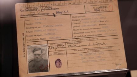 "La Grande Évasion" : la véritable histoire, dans une exposition à Londres
          En mars 1944, plus de 70 prisonniers de guerre alliés parvenaient à s'évader du camp Stalag Luft III dans la Pologne occupée par les nazis. Après le film "La Grande Évasion" sorti en 1963, une exposition à Londres raconte aujourd'hui la véritable histoire de ces soldats.